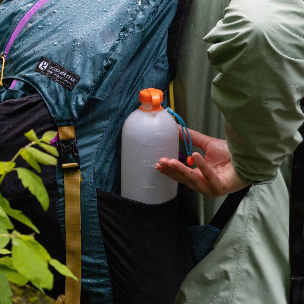 Kevyt HDPE puristettava juomapullo Retkeilyyn 1 L – ThruBottle soft | Cnoc - Image 6